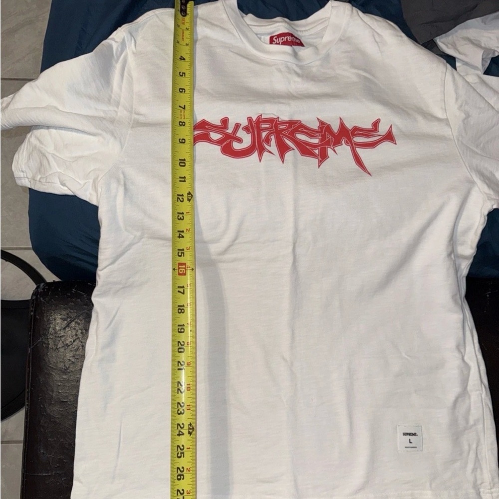 Supreme Classic White Tee graffiti logo men’s sz large fresh